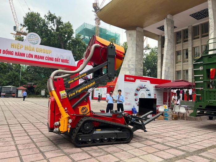 Rô bốt chữa cháy hiện đại do Việt Nam nghiên cứu sản xuất. Ảnh: Đức Tuấn