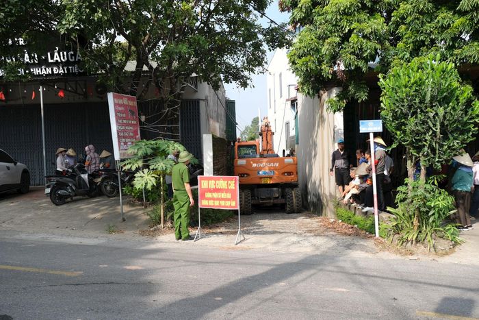 Lực lượng chức năng triển khai biện pháp cưỡng chế khắc phục hậu quả đối với công trình vi phạm tại thôn Thái Vụ sáng 30-9. Ảnh: Sỹ Hào