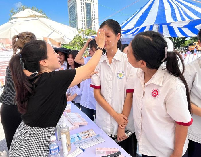 Học sinh, sinh viên háo hức trải nghiệm nghề nghiệp. Ảnh: Lê Nguyễn