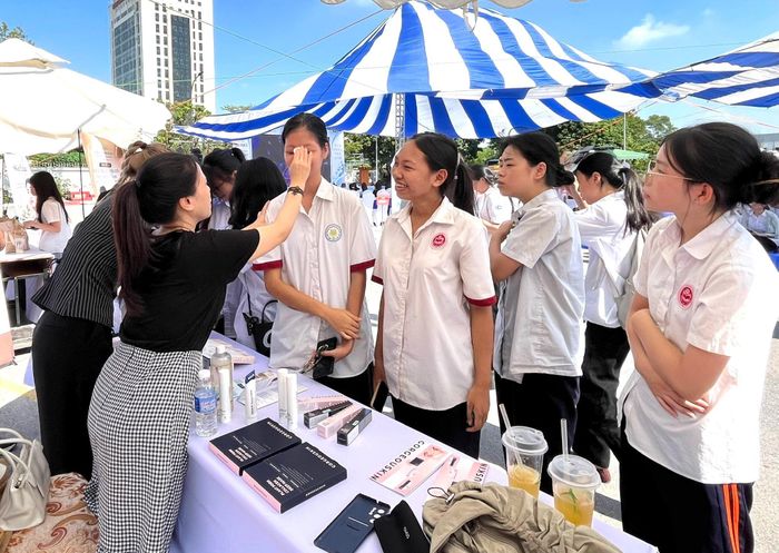 Học sinh, sinh viên trực tiếp trải nghiệm tại các gian hàng. Ảnh: Lê Nguyễn