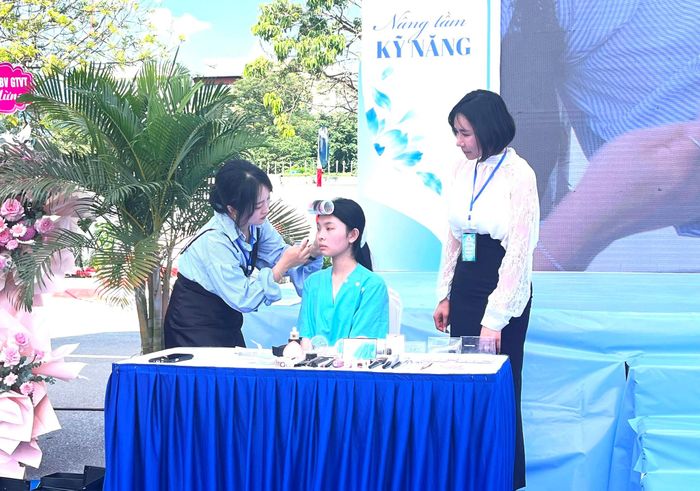 Phần trình diễn kỹ năng nghề của chuyên gia. Ảnh: Lê Nguyễn