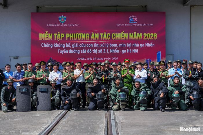 Với đặc thù vận tải hành khách công cộng, bảo đảm an ninh, an toàn được Hà Nội Metro xác định là nhiệm vụ trọng tâm, xuyên suốt, góp phần duy trì dịch vụ vận tải ổn định, an toàn, thuận tiện, hướng tới xây dựng hình ảnh đường sắt đô thị Hà Nội văn minh, hiện đại, an toàn và thân thiện.