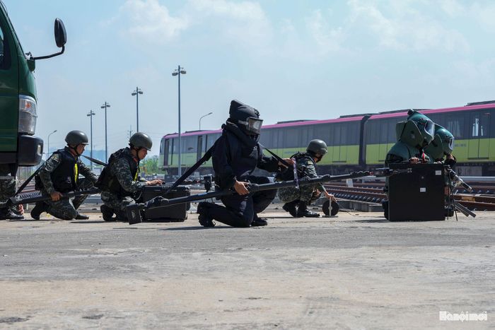 Đồng thời các cán bộ, nhân viên Hà Nội Metro được xem và tăng cường kỹ năng phối hợp, xử lý tình huống trong quá trình thực hiện nhiệm vụ.