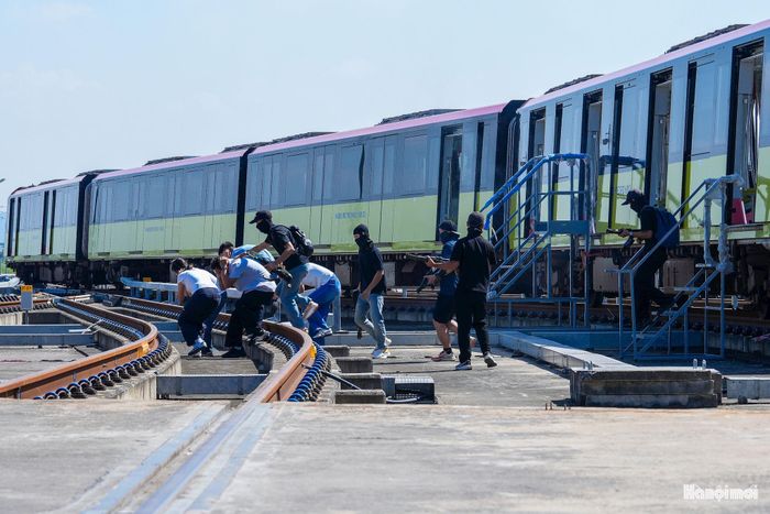 Trong khuôn khổ chương trình, các lực lượng tổ chức “Diễn tập phương án tác chiến phòng, chống khủng bố, giải cứu con tin và xử lý tình huống liên quan đến bom, mìn, chất nổ trên tuyến đường sắt đô thị số 3.