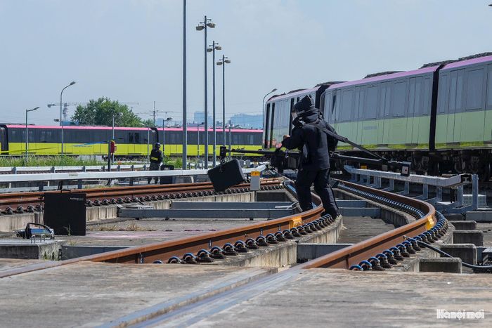 Tại chương trình, cán bộ, nhân viên Hà Nội Metro được phổ biến, cập nhật kiến thức pháp luật, nâng cao nhận thức về bảo đảm an ninh, trật tự và phòng, chống khủng bố.