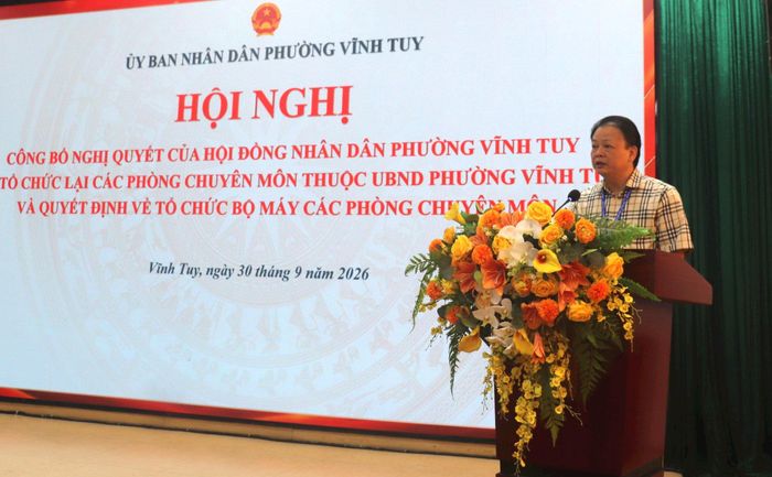 Phó Bí thư Đảng ủy, Chủ tịch UBND phường Vĩnh Tuy Vũ Văn Hoạt phát biểu. Ảnh: Linh Chi