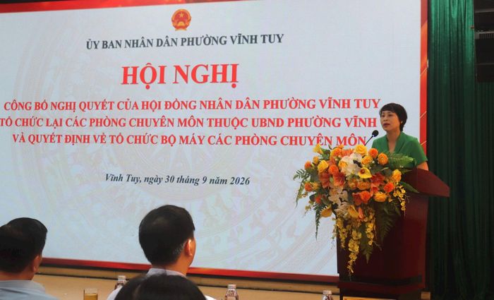 Chánh Văn phòng HĐND và UBND phường Vĩnh Tuy Kim Thị Thu phát biểu nhận nhiệm vụ.Ảnh: Linh Chi