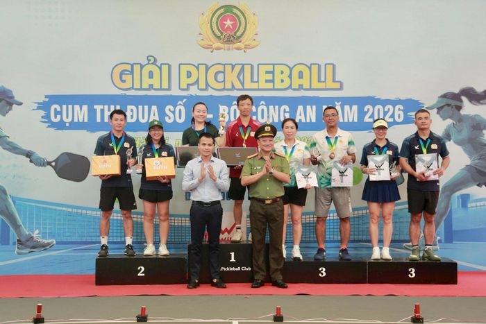 Ban tổ chức trao giải cho các cặp đôi đạt giải. Ảnh: Công an thành phố Hà Nội
