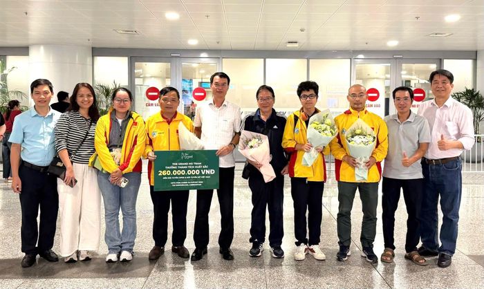 Nhóm HLV, VĐV ở khu vực phía Bắc thuộc đội tuyển cờ vua Việt Nam dự Olympiad 2026 trở về nước trong sự chào đón của lãnh đạo Liên đoàn Cờ Việt Nam. Ảnh: Liên đoàn Cờ Việt Nam