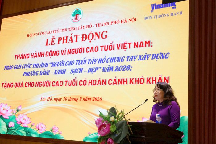 Chủ tịch Hội Người cao tuổi phường Tây Hồ Trần Thị Thu Hường phát biểu tại hội nghị. Ảnh: Thu Trang