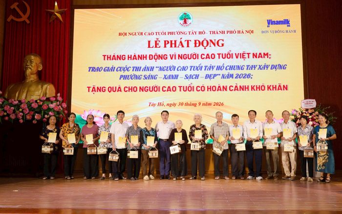 Trao quà 35 suất quà cho người cao tuổi hoàn cảnh khó khăn. Ảnh: Thu Trang