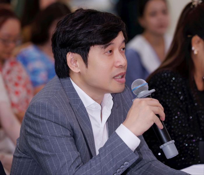 PGS.TS Nguyễn Huy Phương, Giám đốc Học viện Âm nhạc Quốc gia Việt Nam đánh giá cao quy mô, đầu tư chuyên môn của chương trình “Concert Resonantia” và “70 năm - Những thanh âm ngân mãi”. Ảnh: Thọ Nam