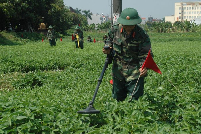Bộ đội công binh rà soát bom mìn. Ảnh: PV