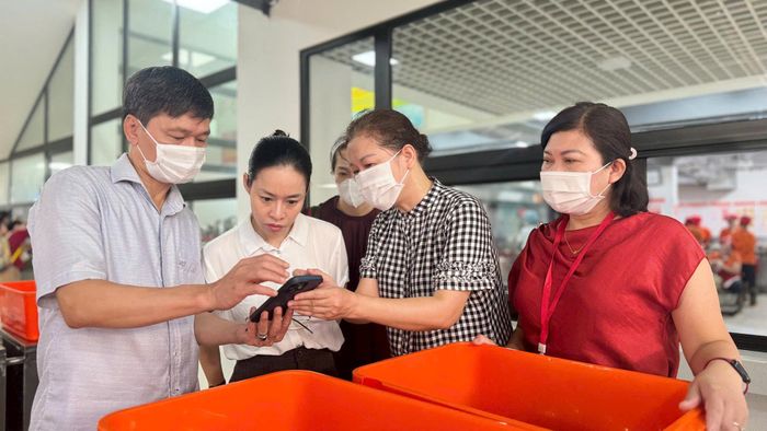 Phó Giám đốc Sở Y tế Hà Nội Vũ Cao Cương kiểm tra, hướng dẫn cách nhập dữ liệu lên HanoiCheck. Ảnh: Mai Hoa