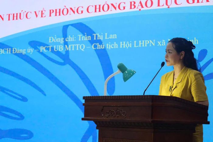Chủ tịch Hội Liên hiệp Phụ nữ xã Mê Linh Trần Thị Lan phát biểu tại hội nghị tuyên truyền phòng chống bạo lực gia đình. Ảnh: PV