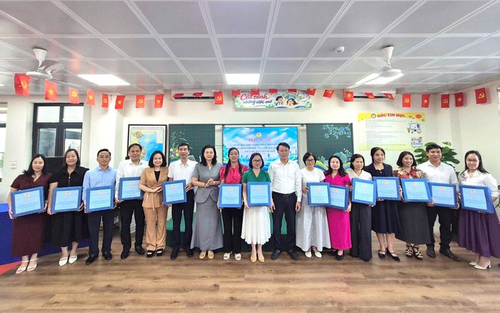 Lãnh đạo Sở Giáo dục và Đào tạo Hà Nội khen thưởng các đơn vị tham gia thí điểm. Ảnh: CTV
