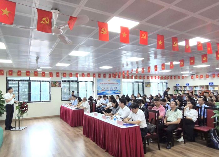 Giám đốc Sở Giáo dục và Đào tạo Hà Nội Nguyễn Văn Hiền phát biểu. Ảnh: Lê Nguyễn