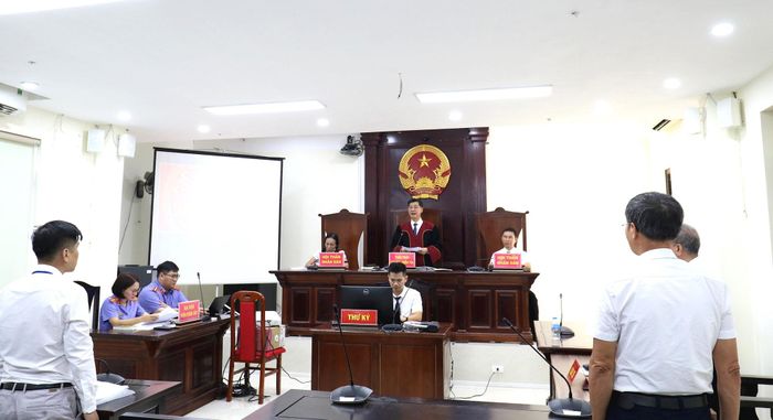 Quang cảnh phiên tòa xét xử vụ án dân sự công ích do Viện Kiểm sát nhân dân Khu vực 7 khởi kiện diễn ra sáng 30-9. Ảnh: Vũ Cường.
