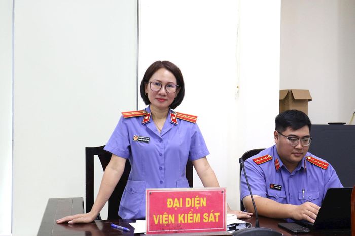 Đại diện VKS ND Khu vực 7 - Hà Nội trình bày quan điểm tại phiên tòa sáng 30-9. Ảnh: Vũ Cường.