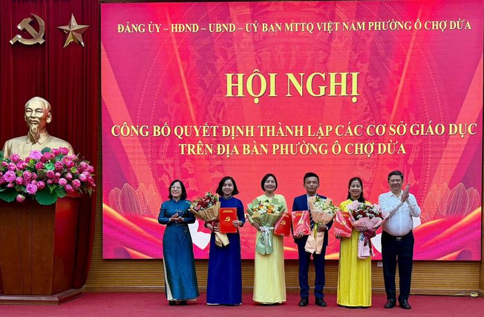 Lãnh đạo phường Ô Chợ Dừa trao quyết định thành lập các Đảng bộ trường học và chỉ định bí thư cấp ủy. Ảnh: H.Duy