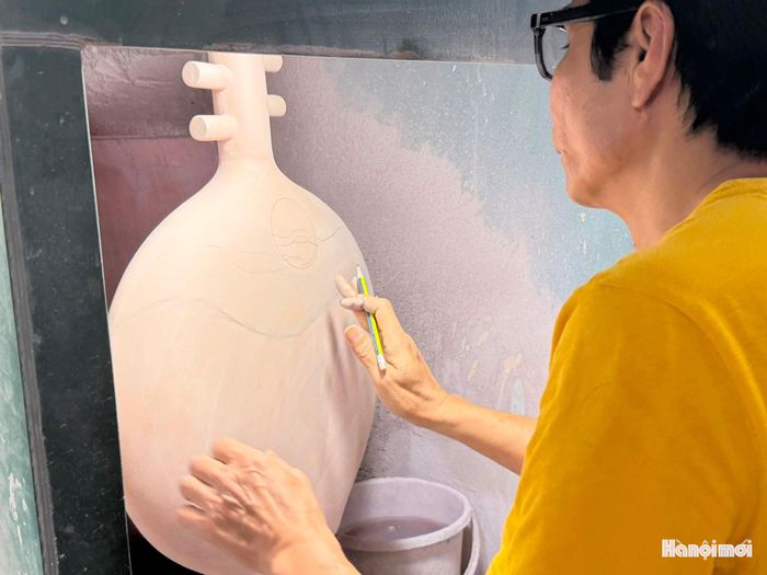Thay vì các sản phẩm truyền thống, nghệ nhân Trần Đức Tân đã lựa chọn lối đi riêng, gốm trang trí (ảnh: PV).