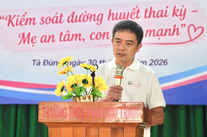 Phó Giám đốc CDC tỉnh Lâm Đồng ThS.BS Đặng Hồng Vũ phát biểu tại Lễ phát động hưởng ứng Tuần lễ Làm mẹ an toàn năm 2026. Ảnh: PV