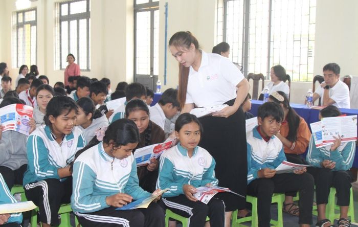 Học sinh tham gia chương trình được cán bộ CDC tỉnh Lâm Đồng hướng dẫn tìm hiểu kiến thức chăm sóc sức khỏe sinh sản và làm mẹ an toàn. Ảnh PV