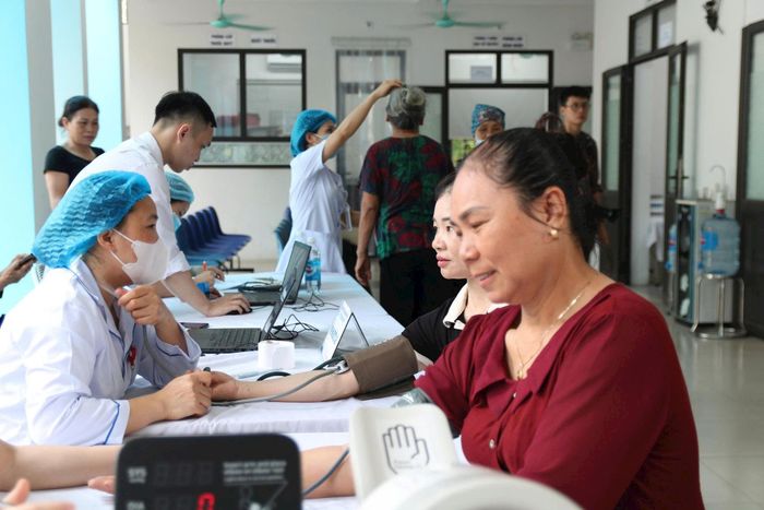 Niềm vui của người dân khi được chăm sóc sức khỏe chu đáo, tận tình. Ảnh: Thu Minh