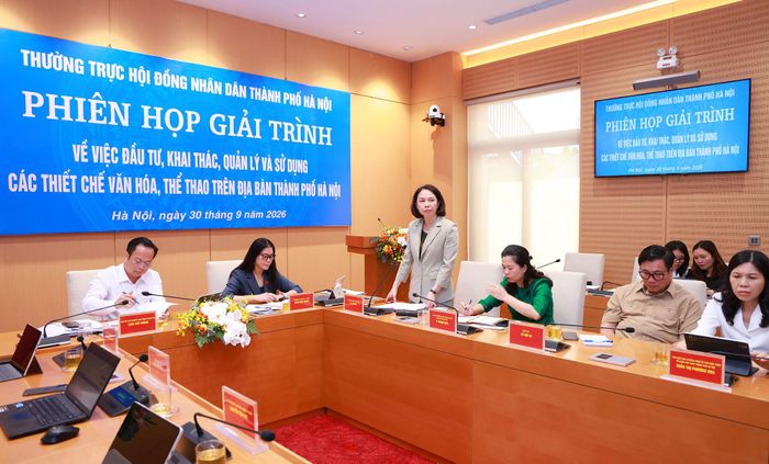 Phó Chủ tịch UBND thành phố Vũ Thu Hà làm rõ một số nội dung tại phiên họp. Ảnh: Văn Tuyến
