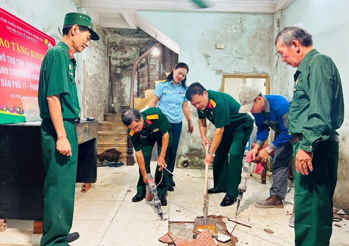Các đại biểu thực hiện nghi thức khởi công sửa chữa, cải tạo nhà cho gia đình ông Tiến. Ảnh: Trần Oanh.