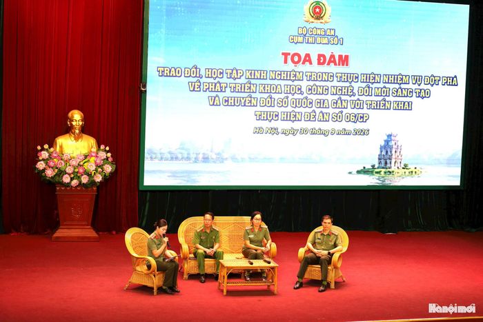 Đại diện Công an 3 đơn vị trong Cụm thi đua số 1 - Bộ Công an tọa đàm giải đáp trực tiếp câu hỏi tại hội trường. Ảnh: TH