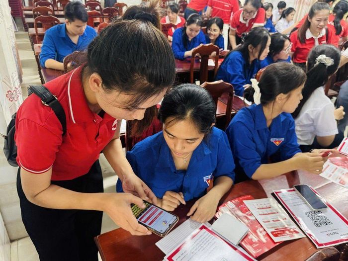 Nhân viên Viettel hướng dẫn các bạn trẻ cài đặt và sử dụng các tiện ích của Viettel Tammi.
