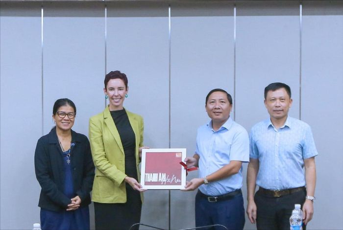 Lãnh đạo Cơ quan Báo và Phát thanh, Truyền hình Hà Nội tặng quà lưu niệm cho đại diện Tập đoàn Meta. Ảnh: Khánh Huy