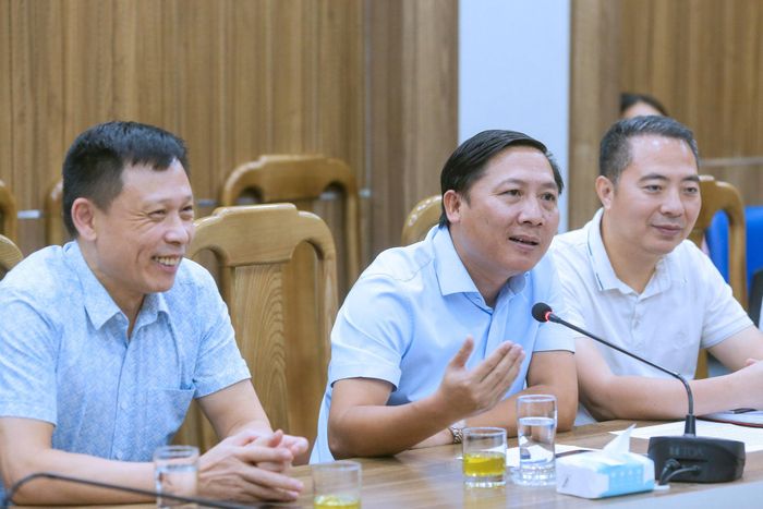 Giám đốc Cơ quan Báo và Phát thanh, Truyền hình Hà Nội Nguyễn Thanh Liêm trao đổi một số nội dung phối hợp với Meta. Ảnh: Khánh Huy