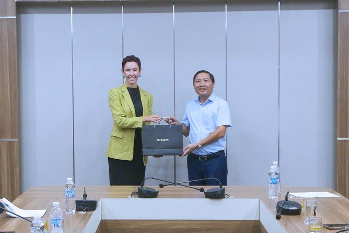 Bà Kaiya Waddell, Giám đốc Quan hệ đối tác, khu vực châu Á - Thái Bình Dương, đại diện Tập đoàn Meta tặng quà lưu niệm cho lãnh đạo Cơ quan Báo và Phát thanh, Truyền hình Hà Nội. Ảnh: Khánh Huy