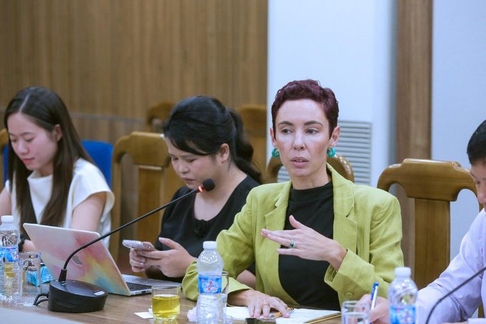 Bà Kaiya Waddell, Giám đốc Quan hệ đối tác, khu vực châu Á - Thái Bình Dương, Tập đoàn Meta phát biểu về khả năng hợp tác với Cơ quan Báo và Phát thanh, Truyền hình Hà Nội. Ảnh: Khánh Huy