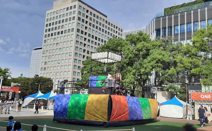 Khu vực biểu diễn nghệ thuật truyền thống ngoài trời ở fan zone tại ASIAD 20. Ảnh: Minh Quang