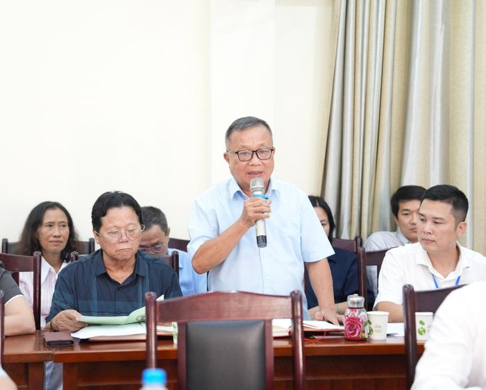 Bí thư Chi bộ tổ dân phố trao đổi, đề xuất những nội dung cần giải quyết dứt điểm. Ảnh: An Quyên