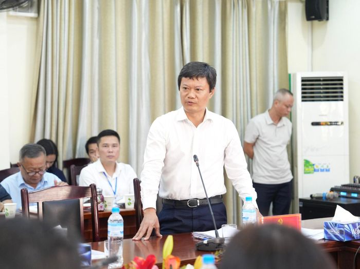 Phó Bí thư Đảng ủy, Chủ tịch UBND phường Văn Miếu - Quốc Tử Giám Hà Anh Tuấn trao đổi, làm rõ một số nội dung các đại biểu đề xuất. Ảnh: An Quyên