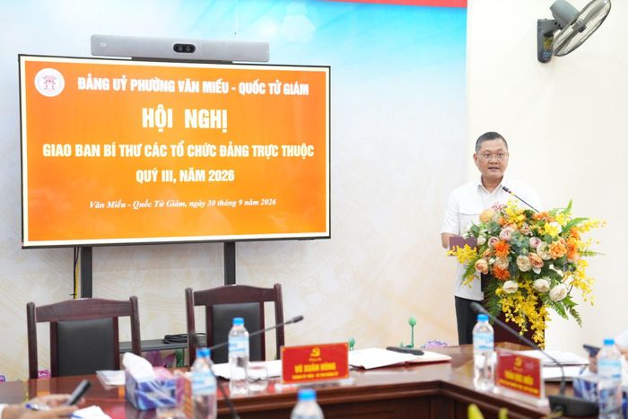 Bí thư Đảng ủy phường Văn Miếu - Quốc Tử Giám Vũ Xuân Hùng phát biểu chỉ đạo tại hội nghị. Ảnh: An Quyên