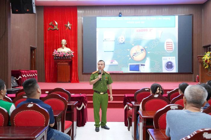 Phường Chương Mỹ tuyên truyền, tập huấn, phổ biến kiến thức về phòng cháy, chữa cháy và cứu nạn, cứu hộ cho người đứng đầu cơ sở, chủ hộ kinh doanh, sản xuất trên địa bàn phường ngày 24-9 vừa qua. Ảnh: Lan Oanh