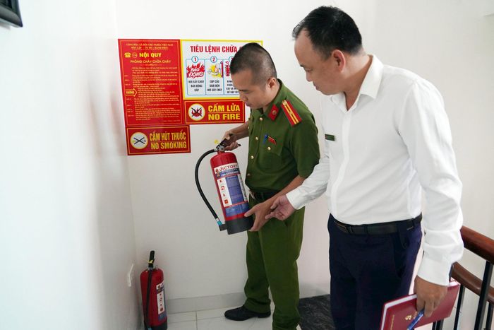 Cơ quan chuyên môn của phường Chương Mỹ kiểm tra hệ thống phòng cháy, chữa cháy của các cơ sở sản xuất trên địa bàn. Ảnh: Lan Oanh