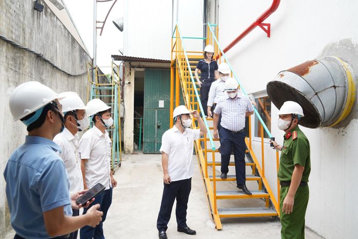 Bí thư Đảng ủy, Chủ tịch HĐND phường Chương Mỹ Phí Minh Hải cùng đoàn công tác địa phương kiểm tra hệ thống phòng cháy, chữa cháy tại một số cơ sở sản xuất trên địa bàn. Ảnh: Lan Oanh