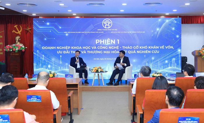Giám đốc Sở Khoa học và Công nghệ Cù Ngọc Trang và Phó Chủ tịch kiêm Tổng Thư ký Hiệp hội Doanh nghiệp nhỏ và vừa Hà Nội (HanoiSME) Mạc Quốc Anh điều hành hội nghị. Ảnh: Xuân Hải