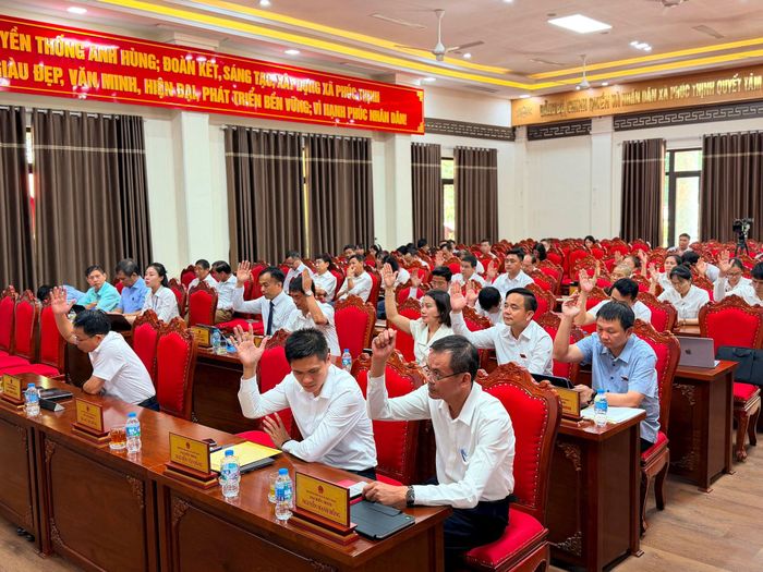 Các đại biểu biểu quyết thông qua các nghị quyết tại kỳ họp. Ảnh: Thanh Hà