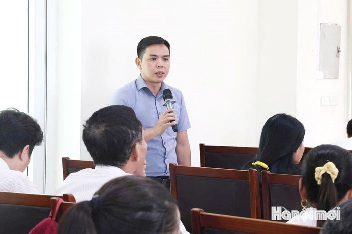 Ông Nguyễn Minh Tuấn, Phó Trưởng phòng Kinh tế - Hạ tầng trả lời chất vấn. Ảnh: Tuấn Điệp