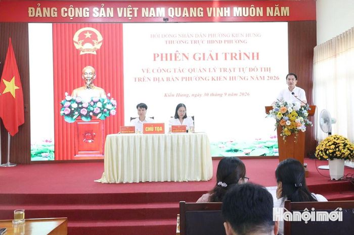 Chủ tịch UBND phường Kiến Hưng Chu Mạnh Hà phát biểu tại phiên giải trình. Ảnh: Tuấn Điệp