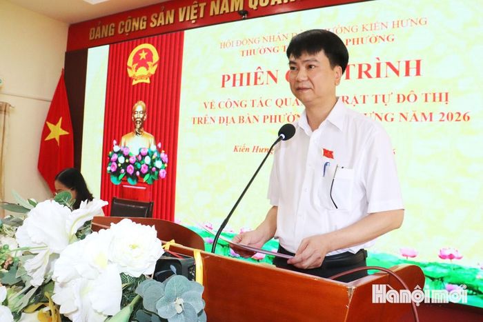 Đồng chí Nguyễn Tiến Quyết, Bí thư Đảng ủy, Chủ tịch HĐND phường phát biểu kết luận phiên giải trình. Ảnh: Tuấn Điệp