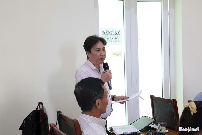 Ông Nguyễn Trần Minh Anh, Giám đốc Ban Quản lý dự án Đầu tư - Hạ tầng trả lời chất vấn. Ảnh: Tuấn Điệp