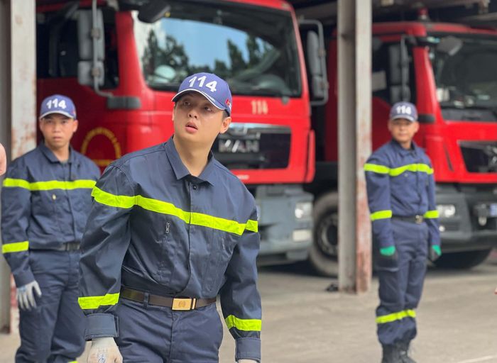 Vẻ đẹp "nam thần" của chiến sĩ trẻ thuộc Đội Chữa chát và Cứu nạn cứu hộ số 8. Ảnh: Bảo Hân